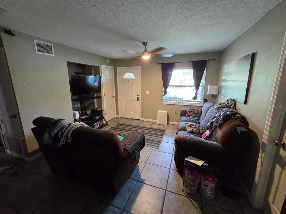 For Sale: $340,000 (3 beds, 1 baths, 988 Square Feet)