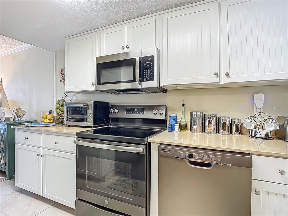 For Sale: $349,000 (2 beds, 2 baths, 873 Square Feet)