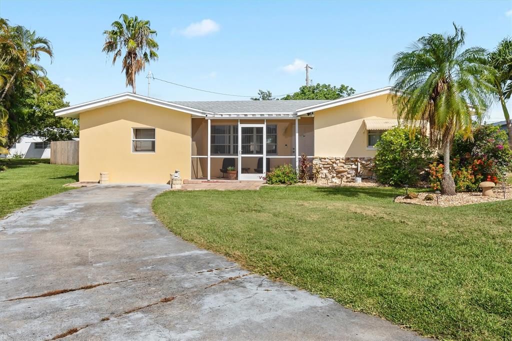 For Sale: $300,000 (3 beds, 2 baths, 1382 Square Feet)