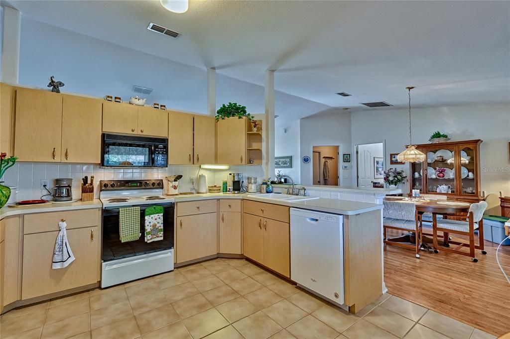 For Sale: $230,000 (2 beds, 2 baths, 1487 Square Feet)