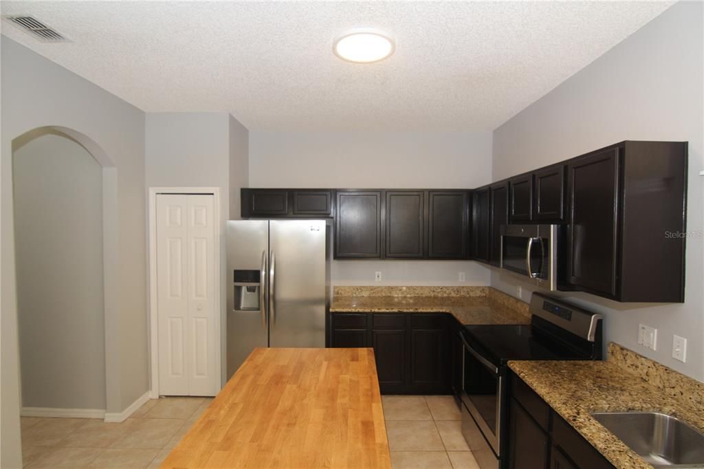 Active With Contract: $2,400 (3 beds, 2 baths, 1471 Square Feet)