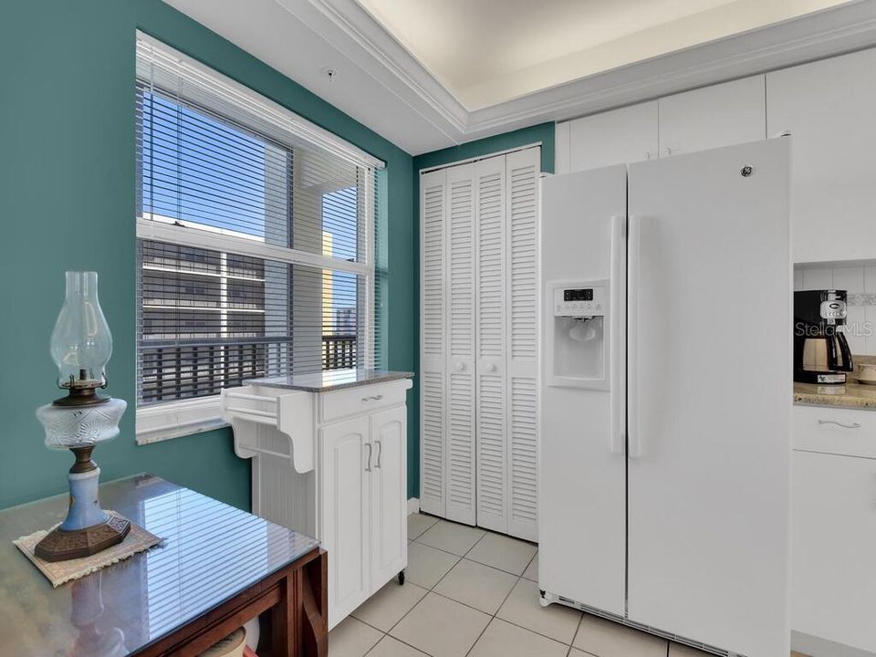 For Sale: $429,000 (2 beds, 2 baths, 997 Square Feet)