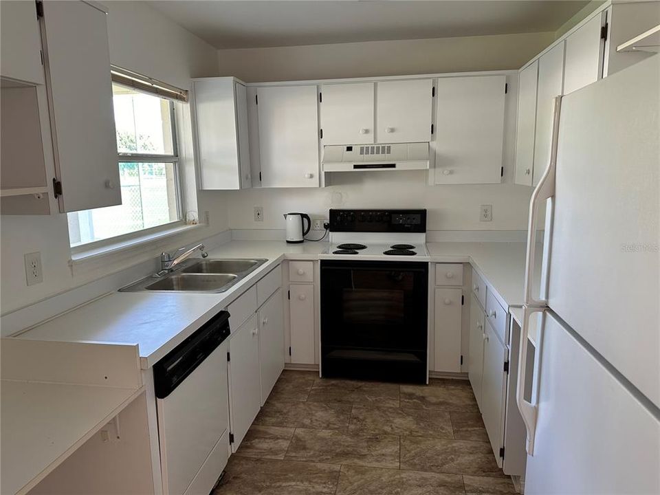For Sale: $230,000 (2 beds, 2 baths, 1042 Square Feet)