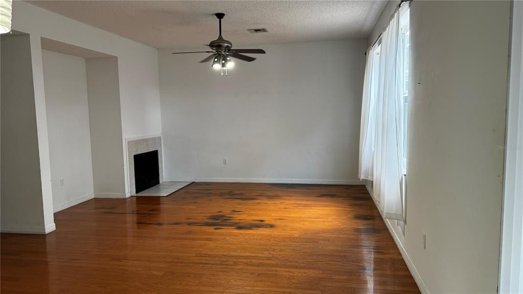 For Rent: $2,800 (4 beds, 2 baths, 3087 Square Feet)