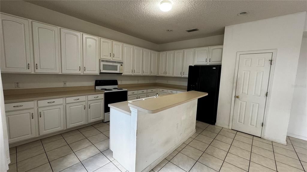 For Rent: $2,800 (4 beds, 2 baths, 3087 Square Feet)