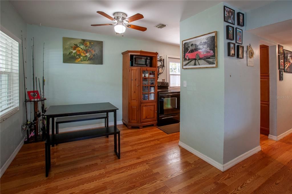 For Sale: $320,000 (3 beds, 1 baths, 864 Square Feet)
