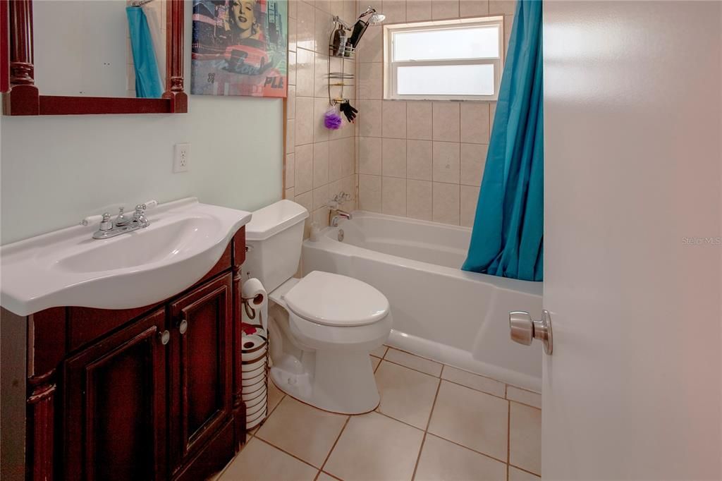 For Sale: $320,000 (3 beds, 1 baths, 864 Square Feet)