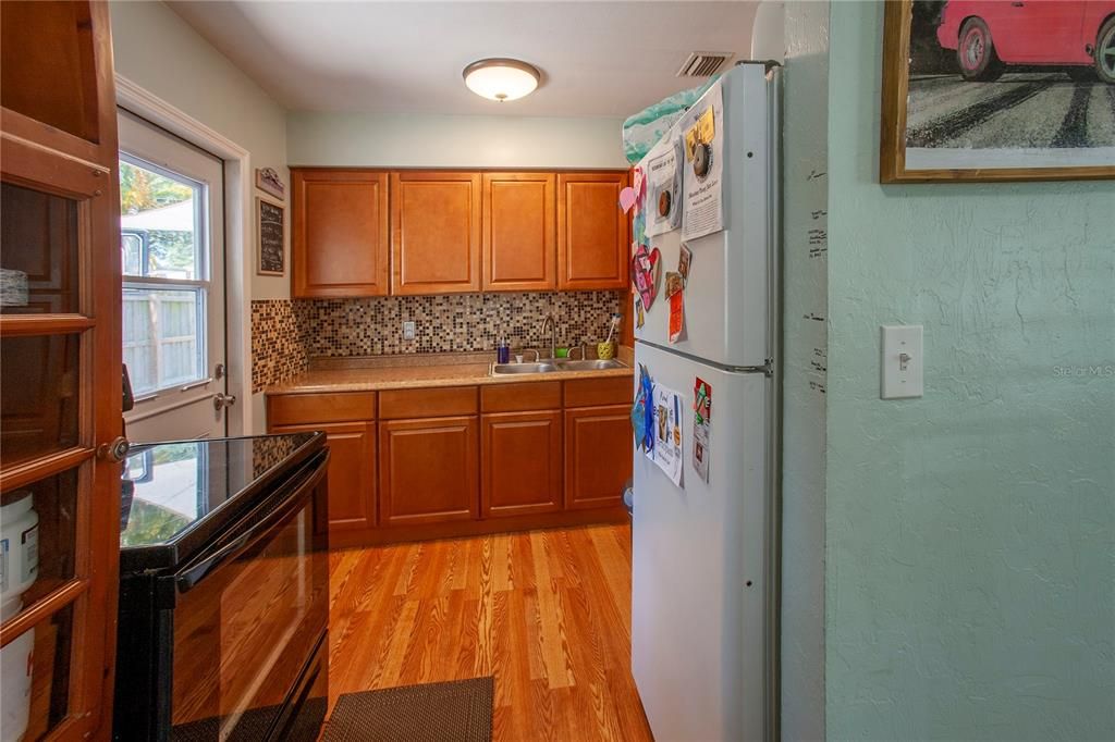 For Sale: $320,000 (3 beds, 1 baths, 864 Square Feet)