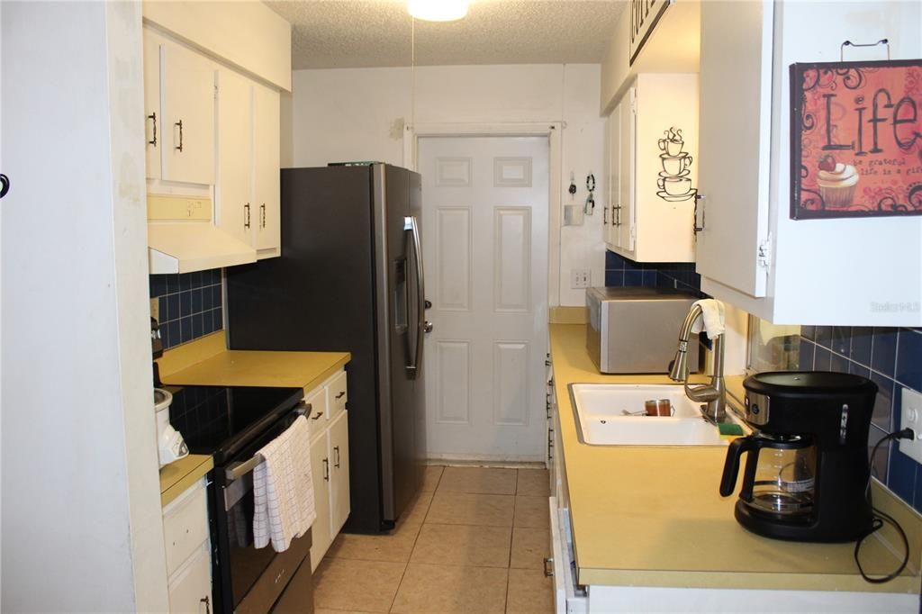 For Sale: $200,000 (2 beds, 2 baths, 925 Square Feet)