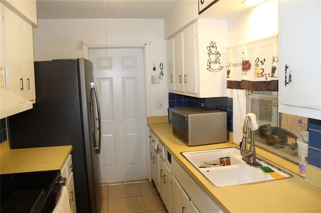 For Sale: $200,000 (2 beds, 2 baths, 925 Square Feet)