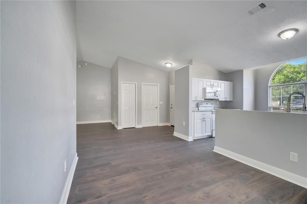 Active With Contract: $334,900 (2 beds, 2 baths, 1163 Square Feet)