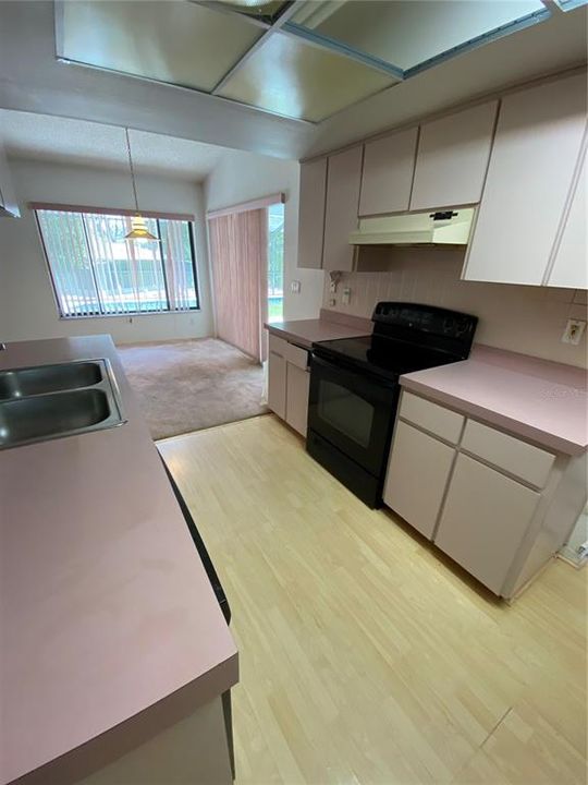 Active With Contract: $198,900 (2 beds, 2 baths, 1624 Square Feet)