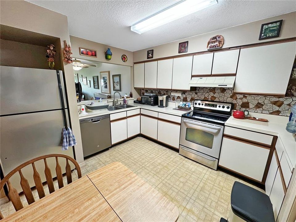 For Sale: $440,000 (3 beds, 3 baths, 1674 Square Feet)