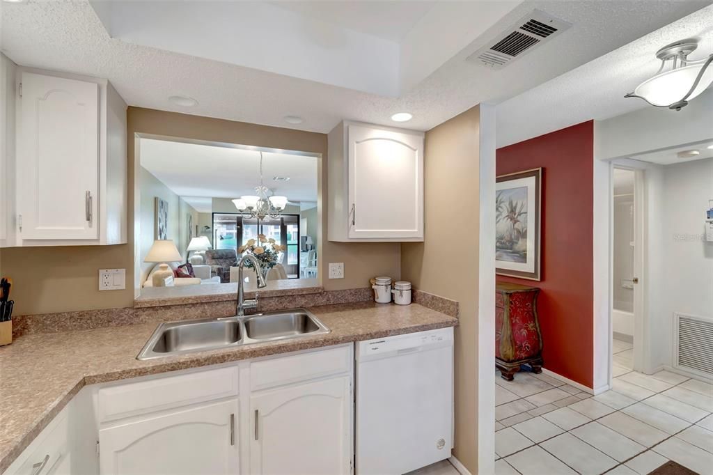 For Sale: $285,000 (2 beds, 2 baths, 1064 Square Feet)