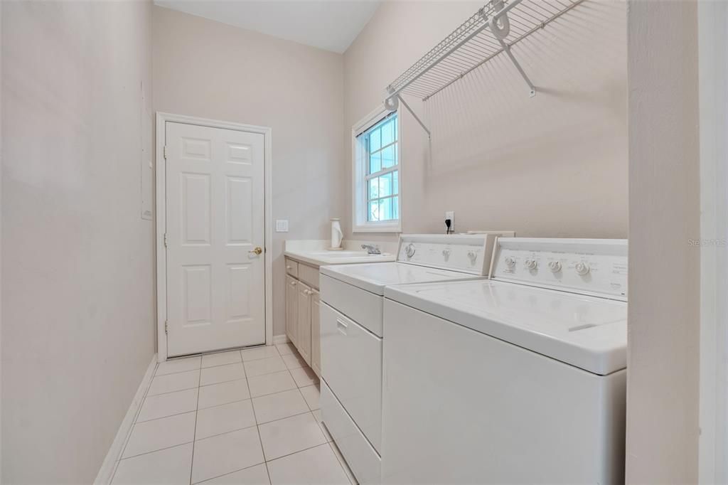 For Sale: $364,000 (2 beds, 2 baths, 1939 Square Feet)