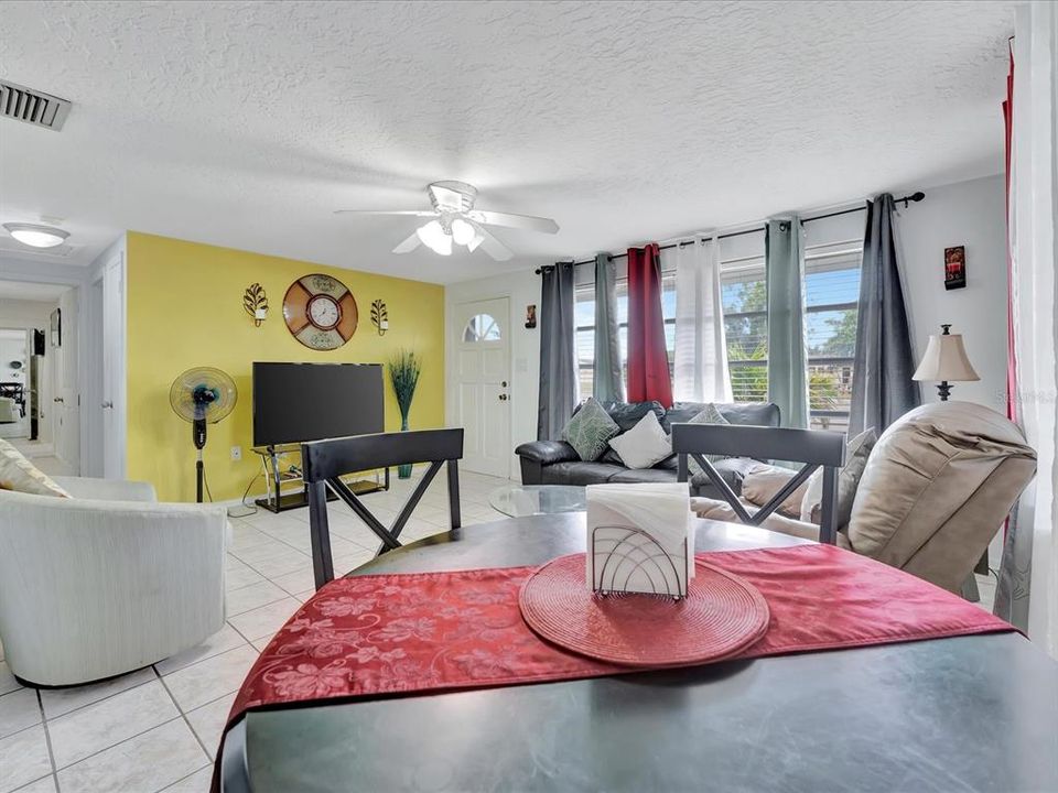 Active With Contract: $330,000 (3 beds, 2 baths, 1013 Square Feet)
