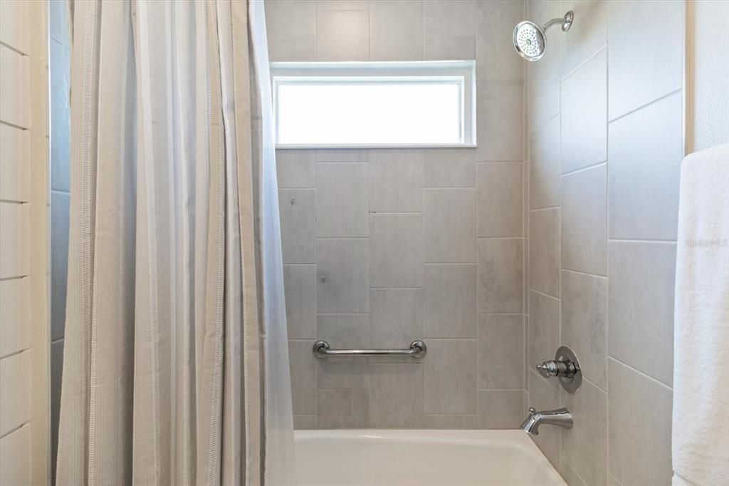 Bathroom2 w/ Tub/Shower Combo & Tiled Surround