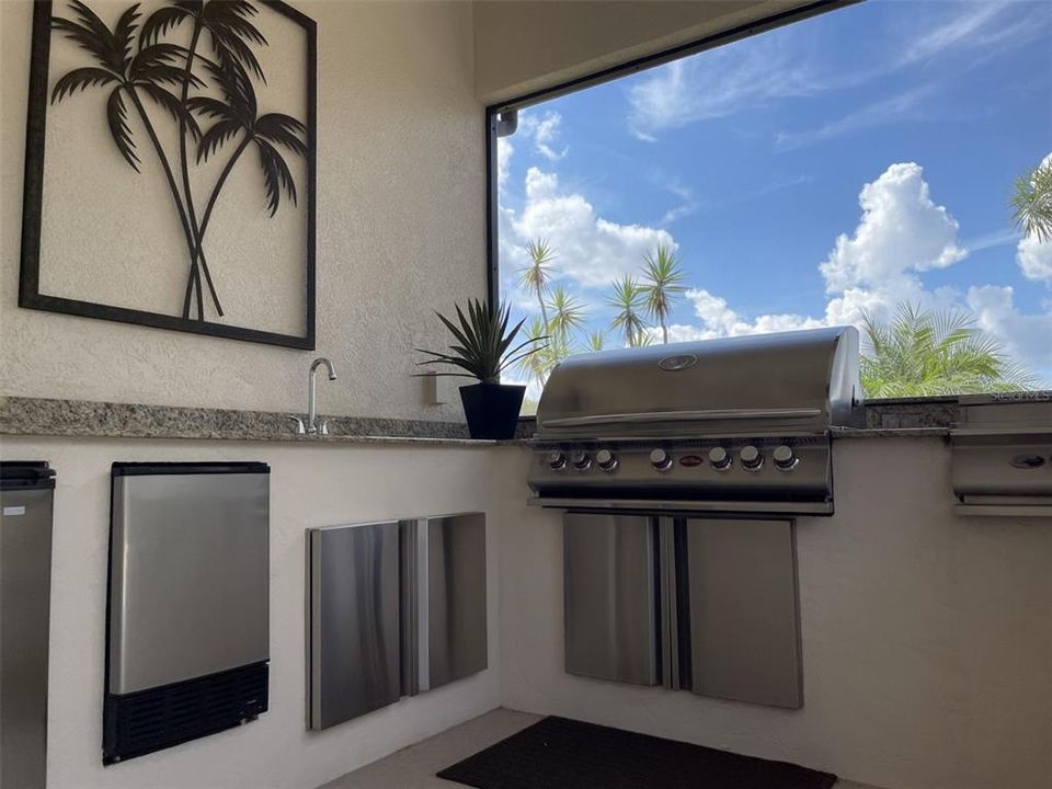 Equipped with an outdoor kitchen!