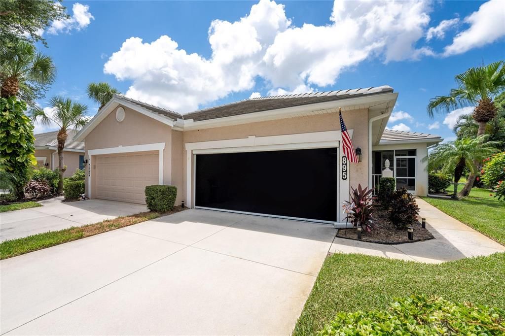 Garage w/ Retractable Screen