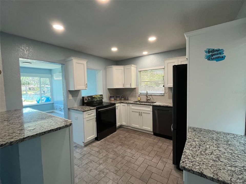 For Sale: $382,000 (2 beds, 1 baths, 1022 Square Feet)