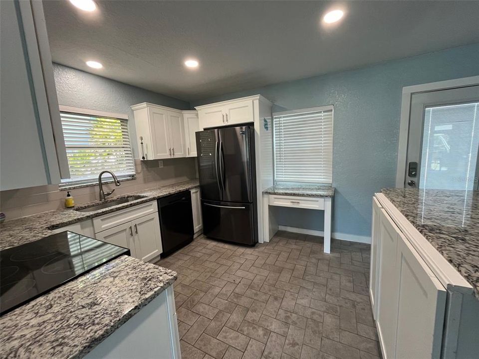 For Sale: $339,900 (2 beds, 1 baths, 1022 Square Feet)