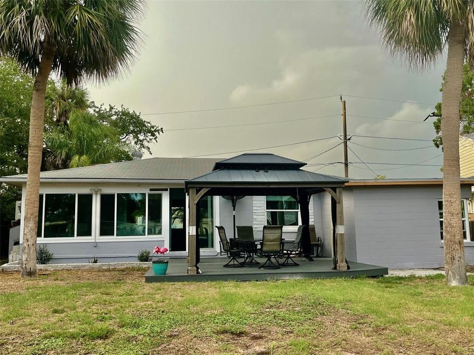 For Sale: $339,900 (2 beds, 1 baths, 1022 Square Feet)