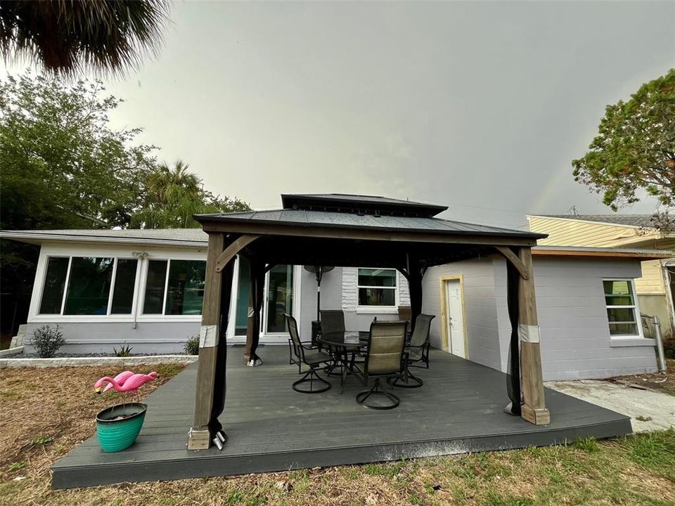 For Sale: $382,000 (2 beds, 1 baths, 1022 Square Feet)