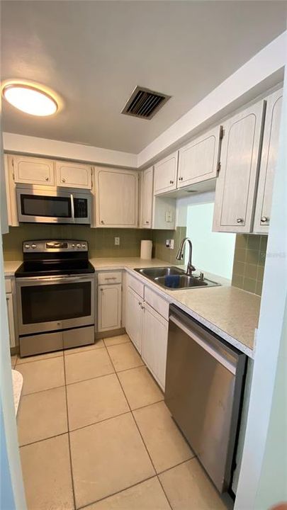 For Sale: $128,000 (2 beds, 1 baths, 831 Square Feet)