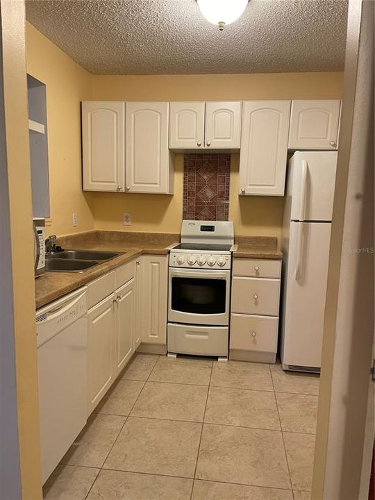 Active With Contract: $120,000 (1 beds, 1 baths, 658 Square Feet)