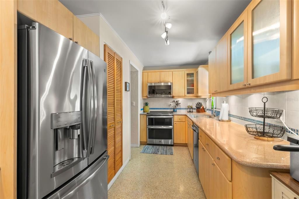 For Sale: $599,900 (2 beds, 1 baths, 1100 Square Feet)