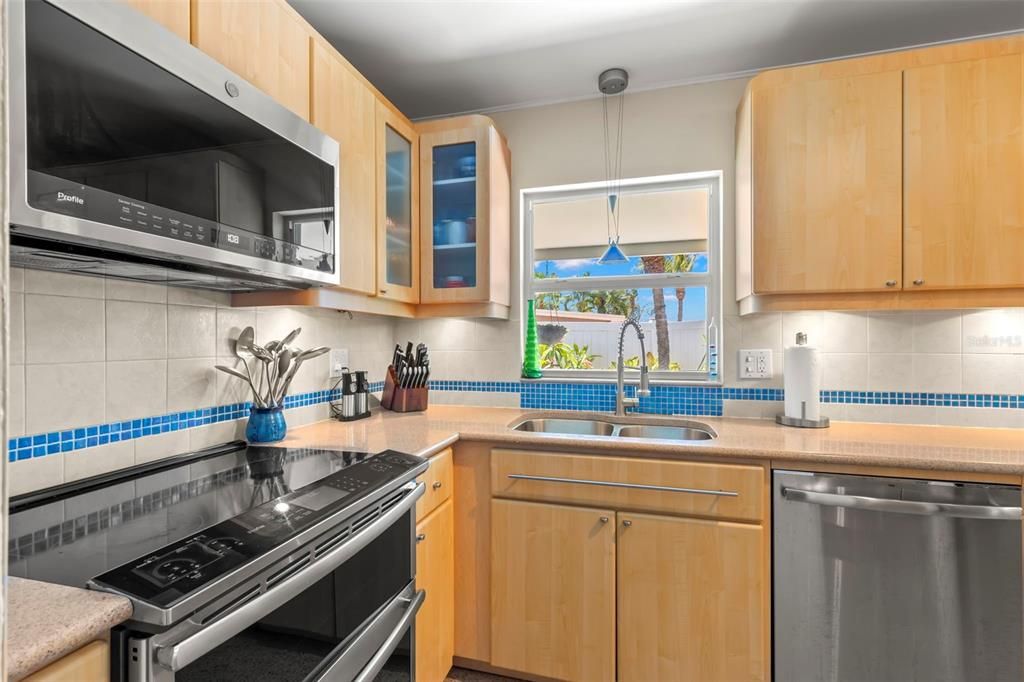 For Sale: $599,900 (2 beds, 1 baths, 1100 Square Feet)