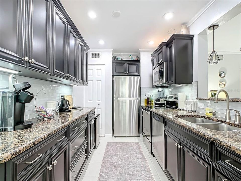 Beautiful Kitchen w/ pantry