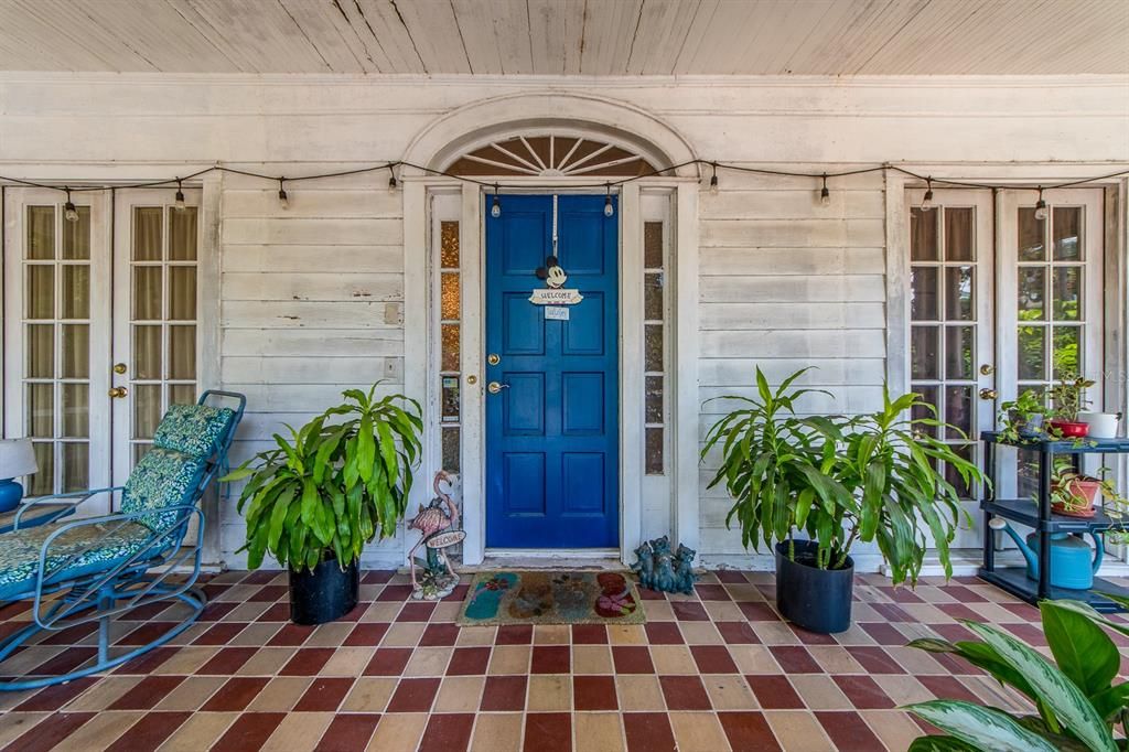 Cozy screened in front porch