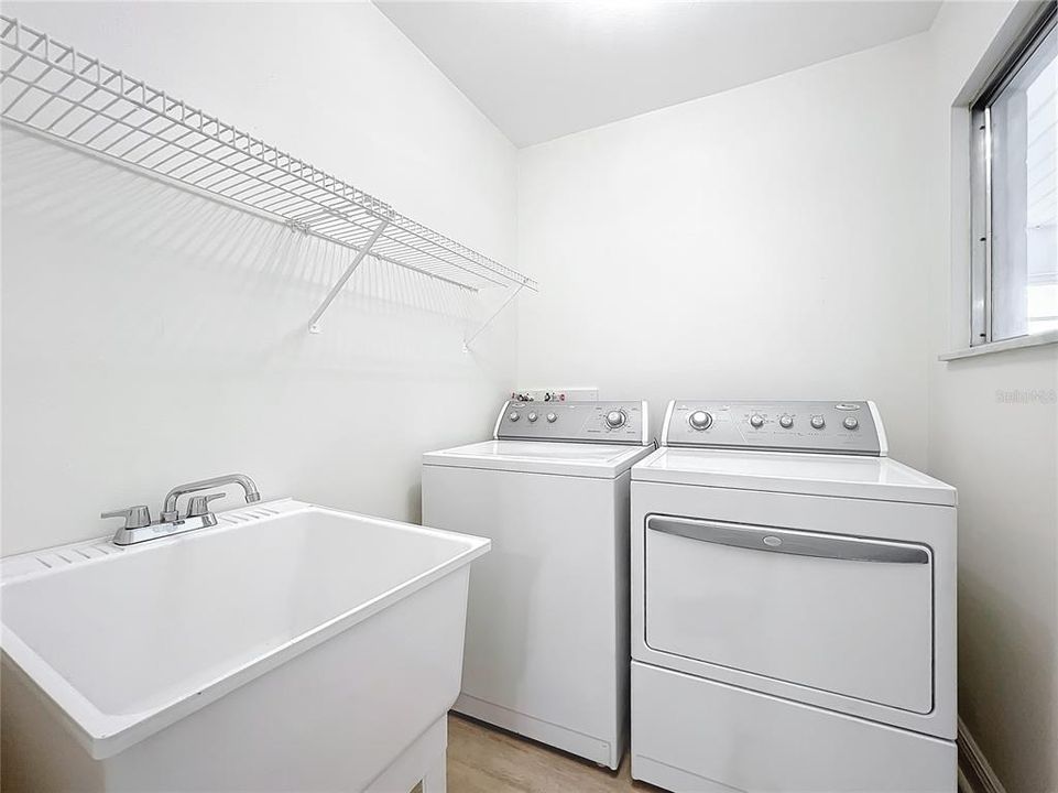 WASHER/DRYER WITH UTILTIY SINK