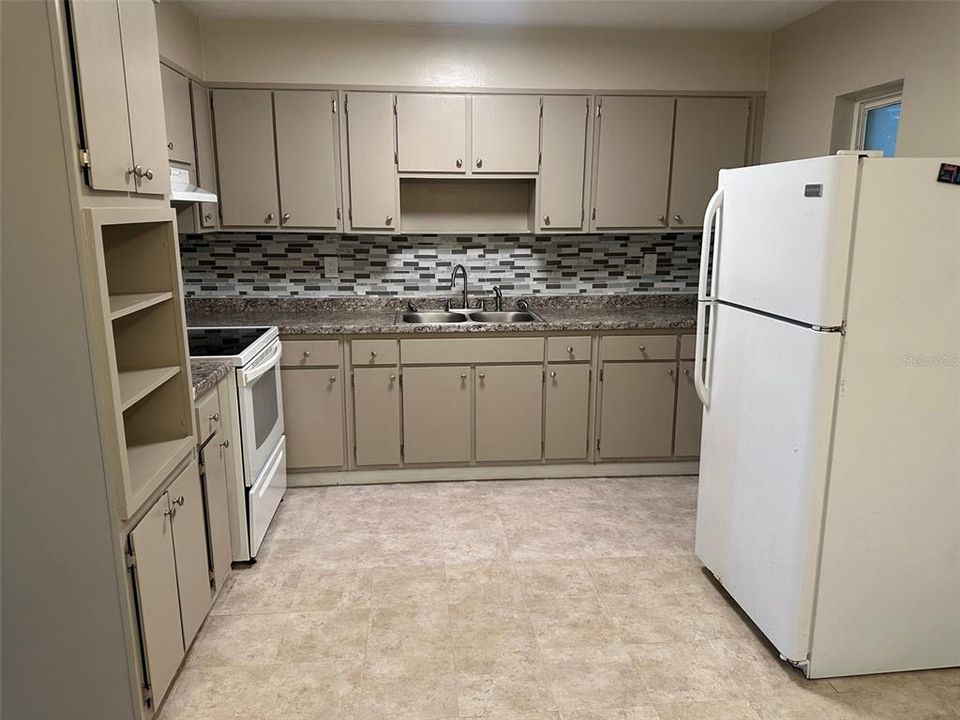 For Rent: $1,400 (2 beds, 1 baths, 943 Square Feet)