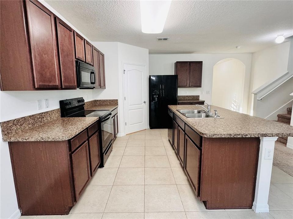 For Rent: $2,850 (5 beds, 3 baths, 2674 Square Feet)