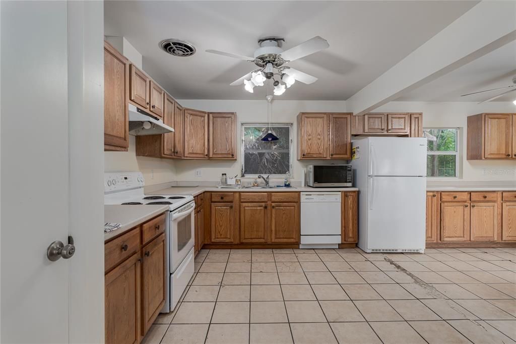 For Sale: $378,000 (3 beds, 2 baths, 1599 Square Feet)