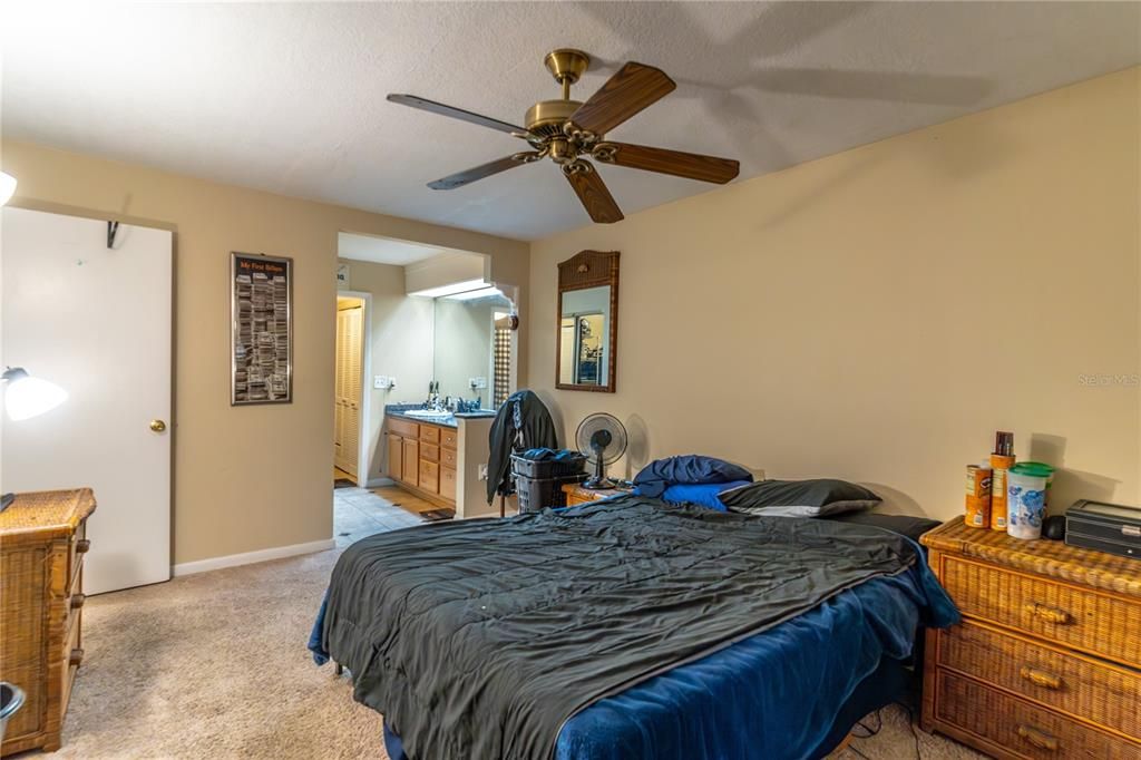 For Sale: $224,900 (2 beds, 2 baths, 1048 Square Feet)