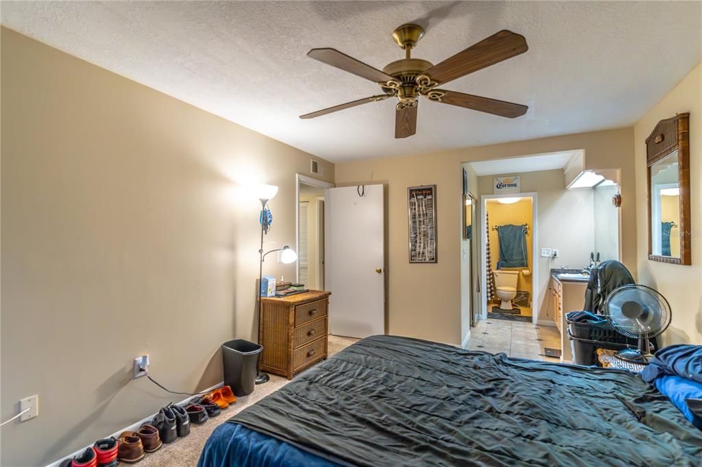 For Sale: $224,900 (2 beds, 2 baths, 1048 Square Feet)