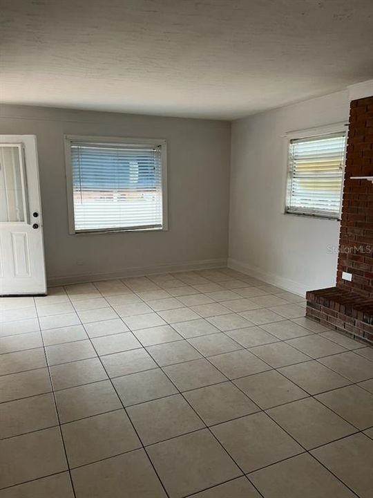 Active With Contract: $1,700 (2 beds, 1 baths, 750 Square Feet)