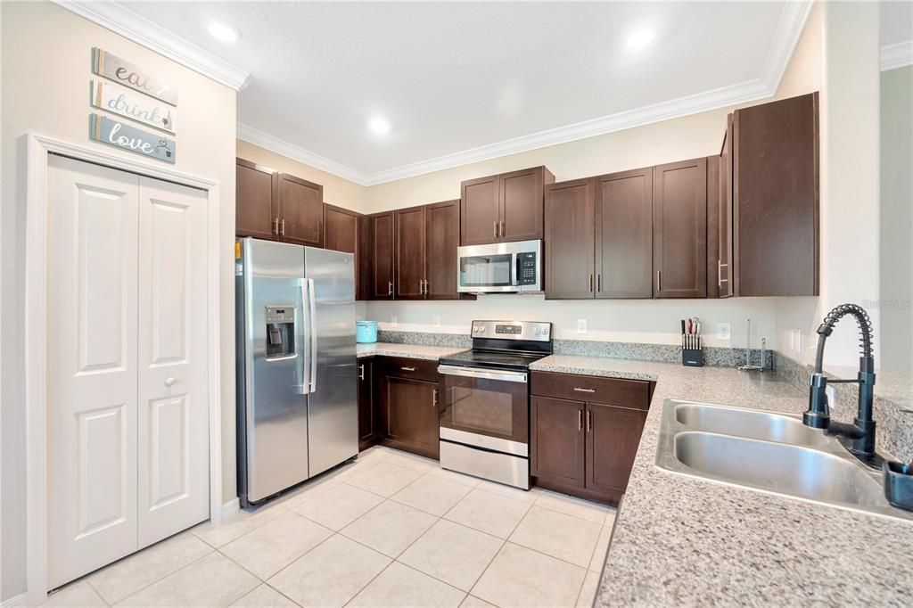 For Sale: $299,900 (2 beds, 2 baths, 1541 Square Feet)