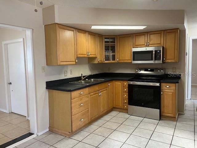 Kitchen, note the new appliances!