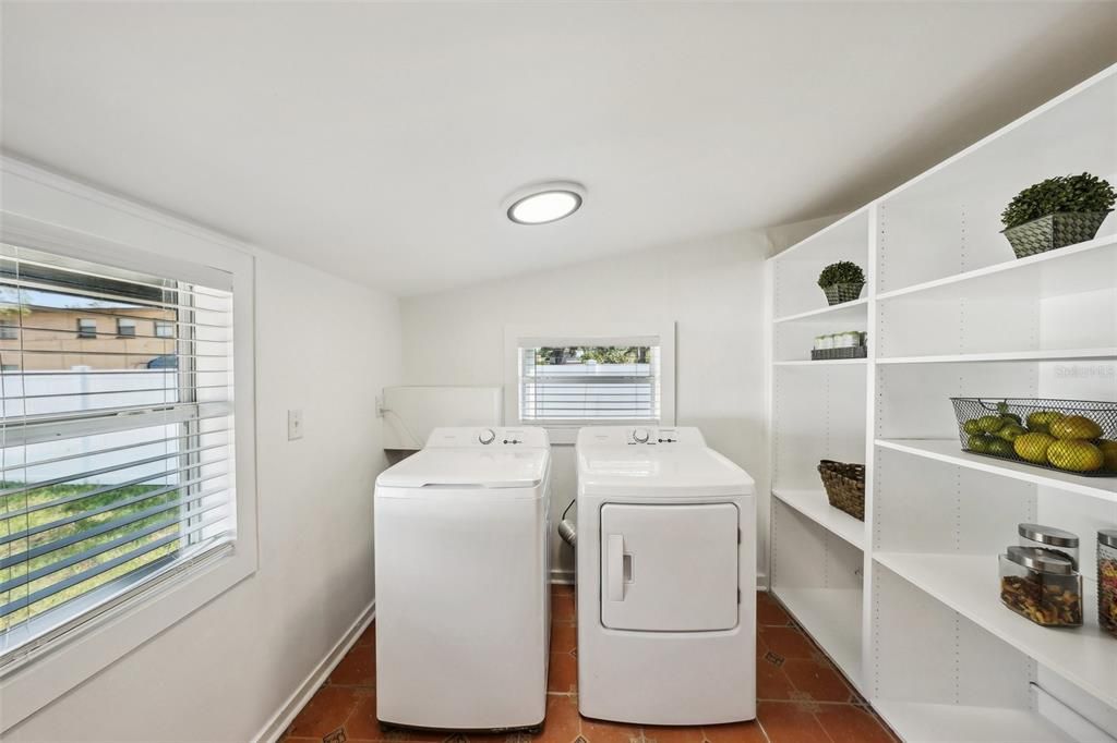 For Sale: $369,000 (2 beds, 1 baths, 1053 Square Feet)