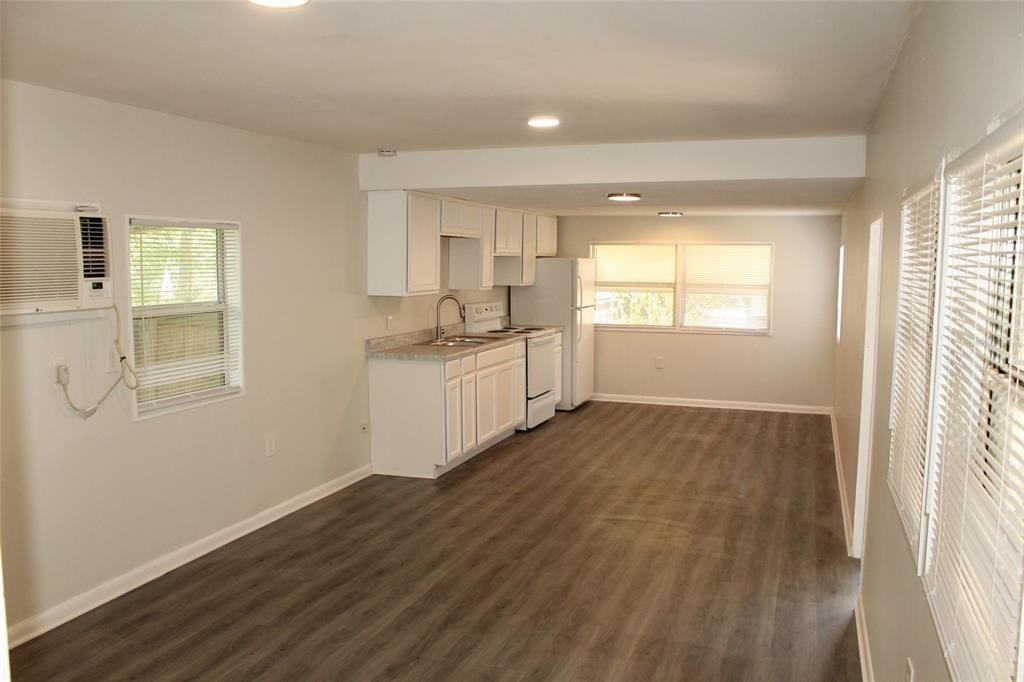 Active With Contract: $995 (1 beds, 1 baths, 672 Square Feet)