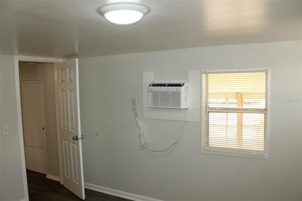 Active With Contract: $995 (1 beds, 1 baths, 672 Square Feet)