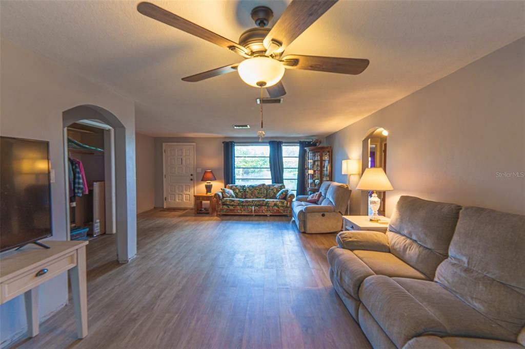 For Sale: $297,000 (3 beds, 2 baths, 1667 Square Feet)