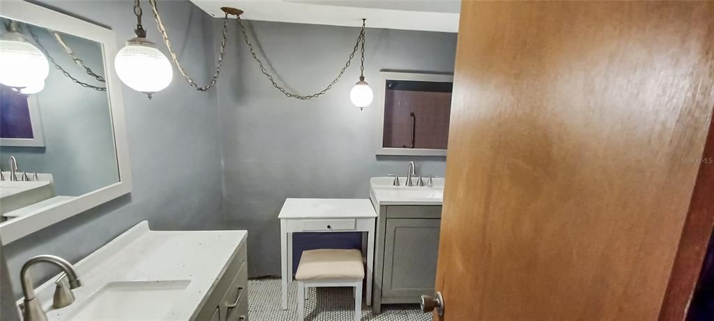 Activo con contrato: $285,000 (3 camas, 2 baños, 1667 Pies cuadrados)