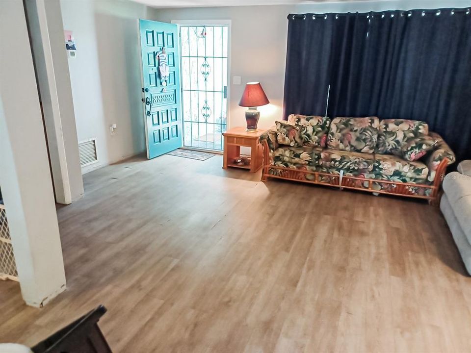 Activo con contrato: $285,000 (3 camas, 2 baños, 1667 Pies cuadrados)