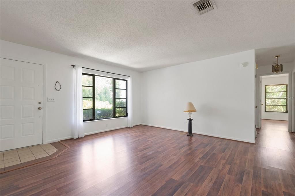 For Sale: $265,000 (2 beds, 2 baths, 1377 Square Feet)