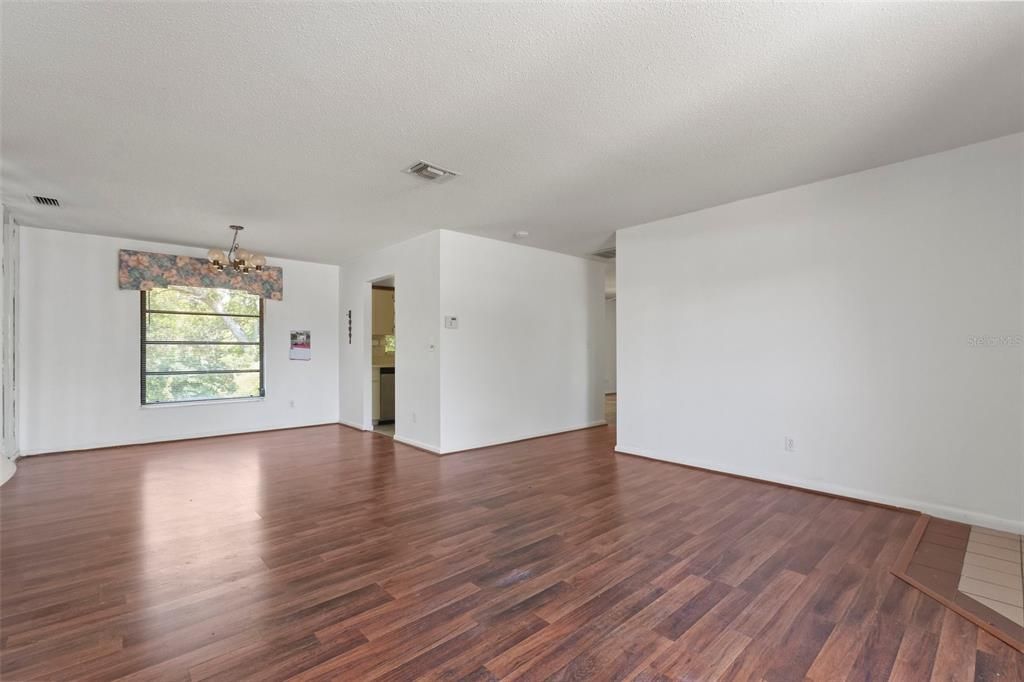 For Sale: $265,000 (2 beds, 2 baths, 1377 Square Feet)